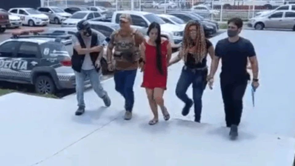 Vídeo; Mulher com suposto envolvimento em homicídio de motorista de app é presa pela DEHS