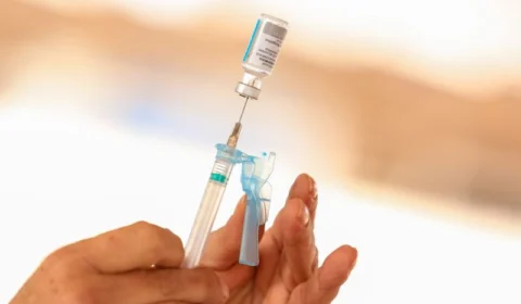 Vídeo do prefeito de Manaus anunciando dose de reforço para imunossuprimidos