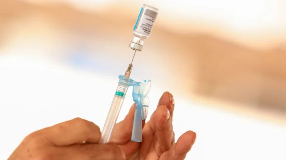 Vídeo do prefeito de Manaus anunciando dose de reforço para imunossuprimidos