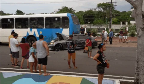 BMW fica completamente destrído após colisão contra ônibus, na Ponta Negra