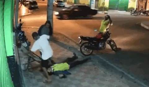 Durante discussão, motoqueiro é agredido até a morte; Veja Vídeo