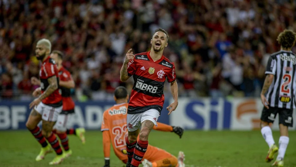 Brasileiro: Flamengo vence Atlético e mantém sonho pelo título