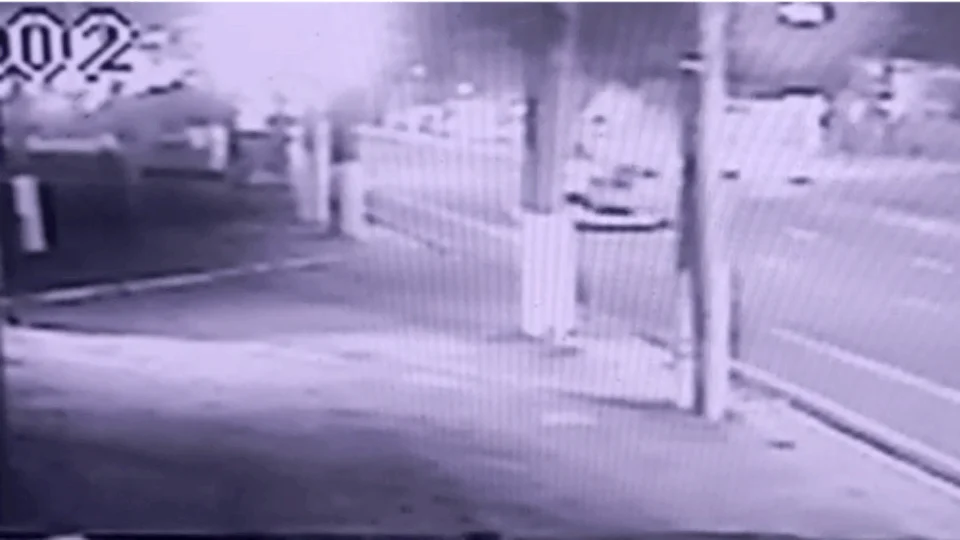 Veja vídeo; Motorista de Aplicativo capota veículo e sai ilesa de acidente