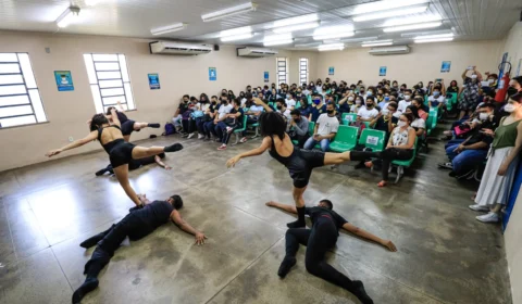 Alunos da rede estadual apreciam apresentação de balé do Liceu Claudio Santoro