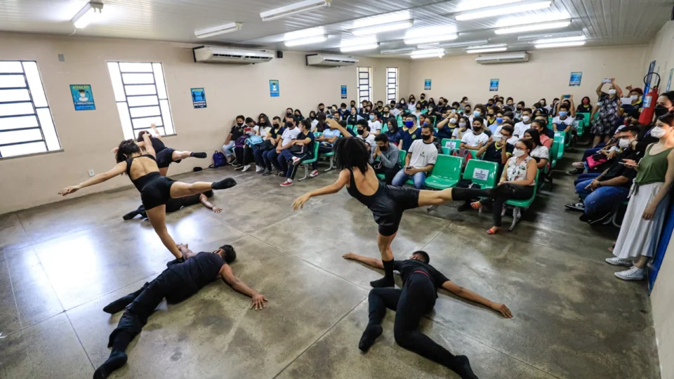 Alunos da rede estadual apreciam apresentação de balé do Liceu Claudio Santoro