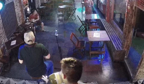 Veja vídeo;Homem descontrolado atira oito vezes em bar na Avenida das Torres, em Manaus