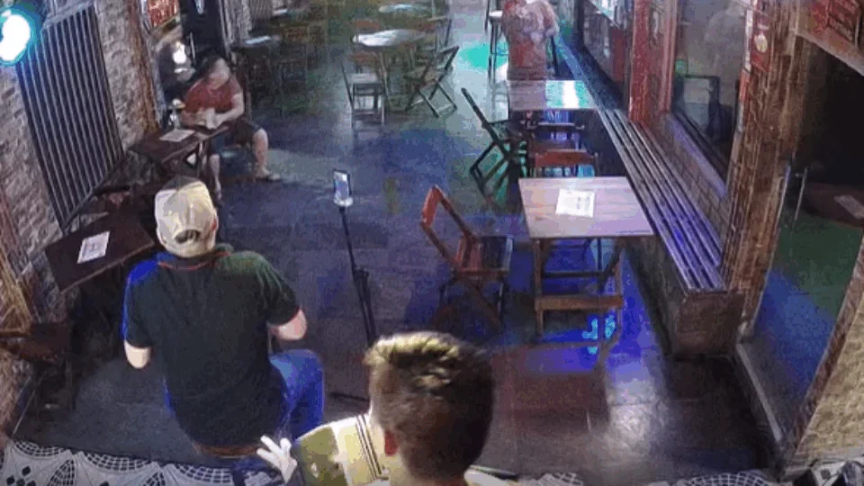 Veja vídeo;Homem descontrolado atira oito vezes em bar na Avenida das Torres, em Manaus