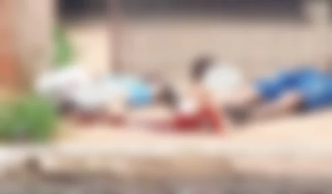 Bebê fica em meio ao sangue dos pais assassinados em calçada – VEJA VÍDEO