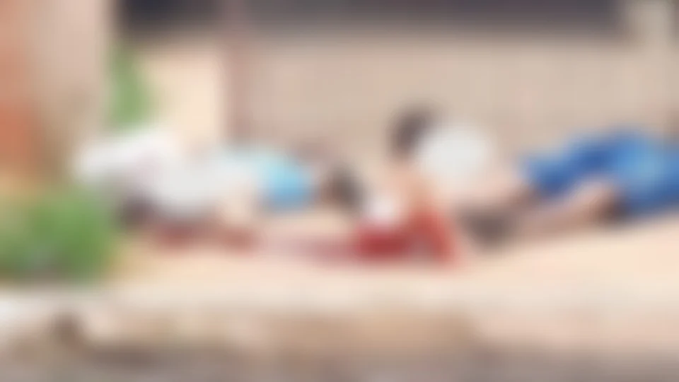 Bebê fica em meio ao sangue dos pais assassinados em calçada – VEJA VÍDEO