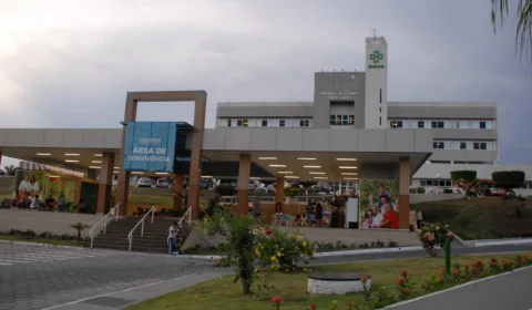 Jovem é esfaqueado a caminho da faculdade na Grande Circular