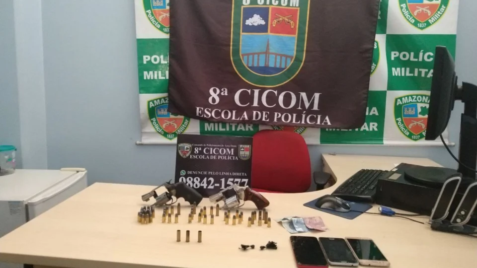No bairro Santo Agostinho adolescente é apreendido e homem é detido por posse de armas, munição e droga