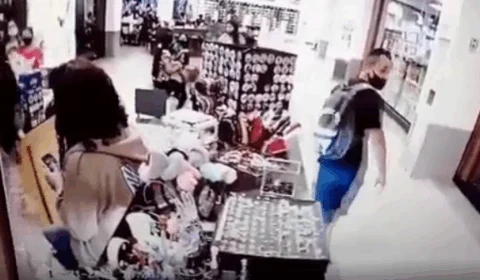 Mulher tem celular furtado em local de trabalho em Manaus; Veja vídeo!