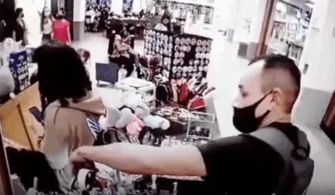 Veja vídeo! Mulher tem celular furtado em local de trabalho em Manaus