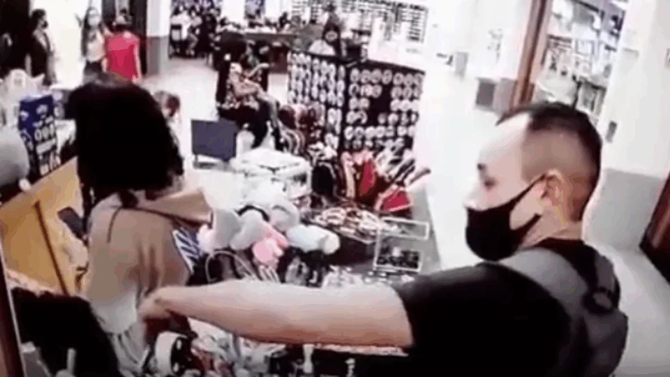 Veja vídeo! Mulher tem celular furtado em local de trabalho em Manaus