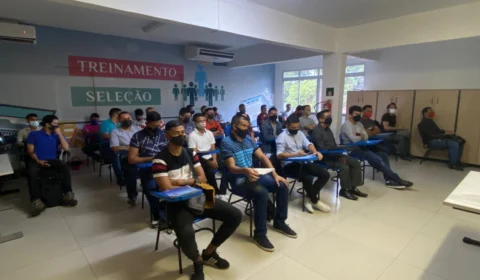 Jovens em busca do primeiro emprego passam por processo seletivo no Sine Manaus