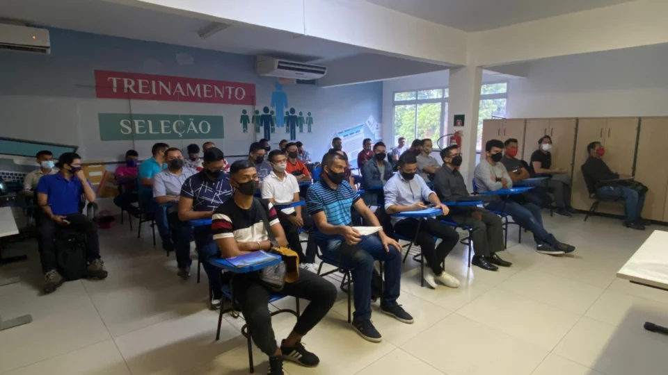 Jovens em busca do primeiro emprego passam por processo seletivo no Sine Manaus