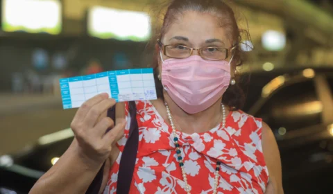 “Um sentimento de liberdade”, comemora médica ao receber dose de reforço contra Covid-19