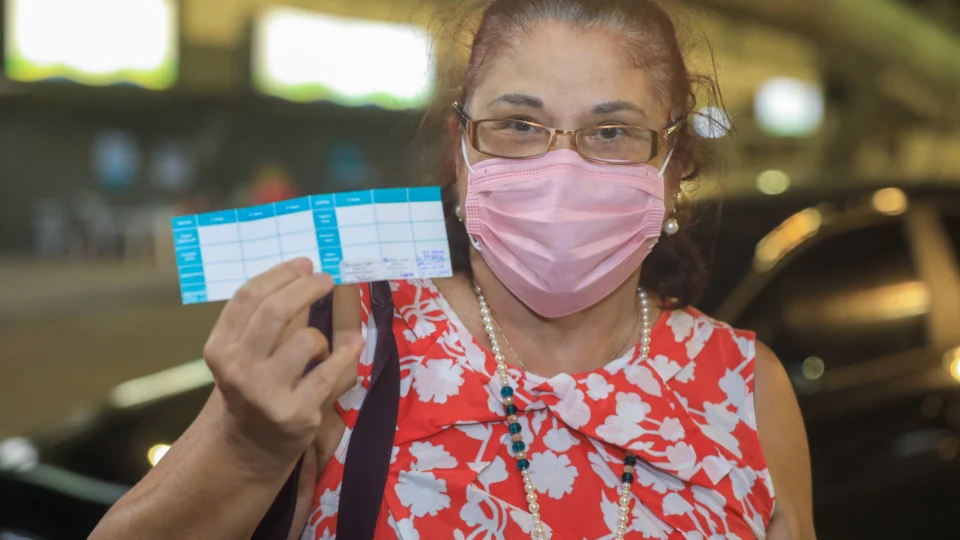 “Um sentimento de liberdade”, comemora médica ao receber dose de reforço contra Covid-19