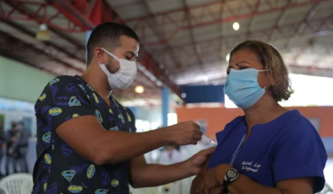 Vacina Amazonas: terceira dose para profissionais de saúde é ampliada para pessoas a partir de 45 anos