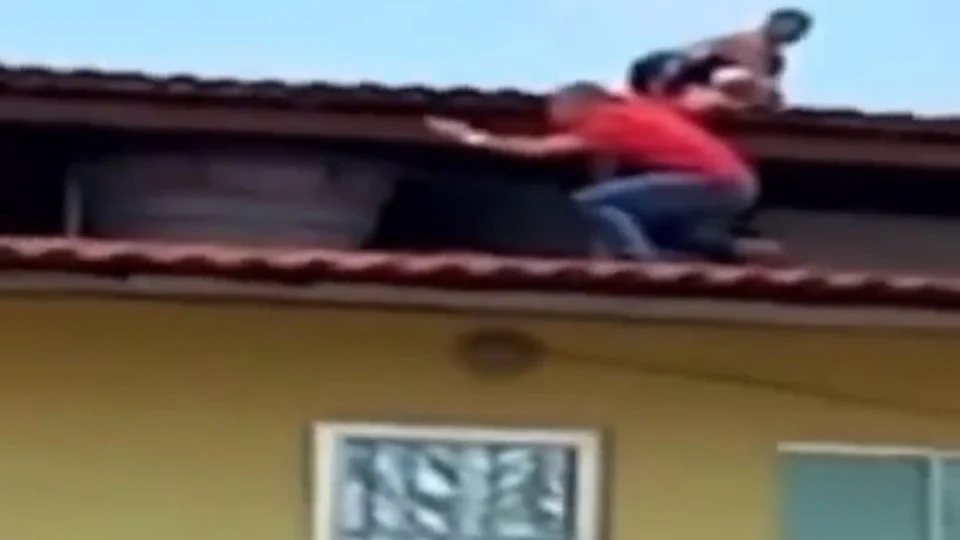Após flagrar traição, policial militar persegue amante que fugia pelo telhado; veja vídeo