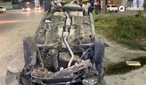 Homem supostamente embriagado capota carro na avenida Margarita e foge