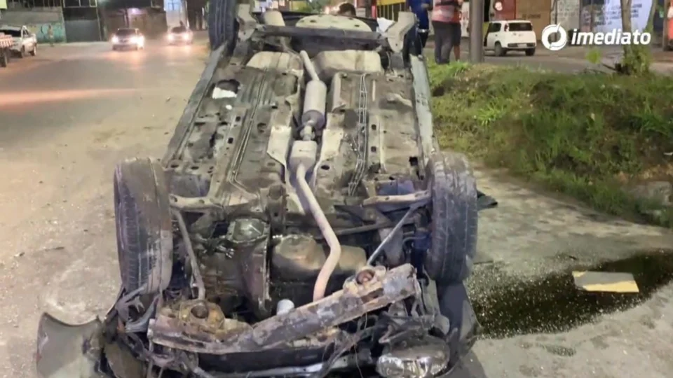 Homem supostamente embriagado capota carro na avenida Margarita e foge