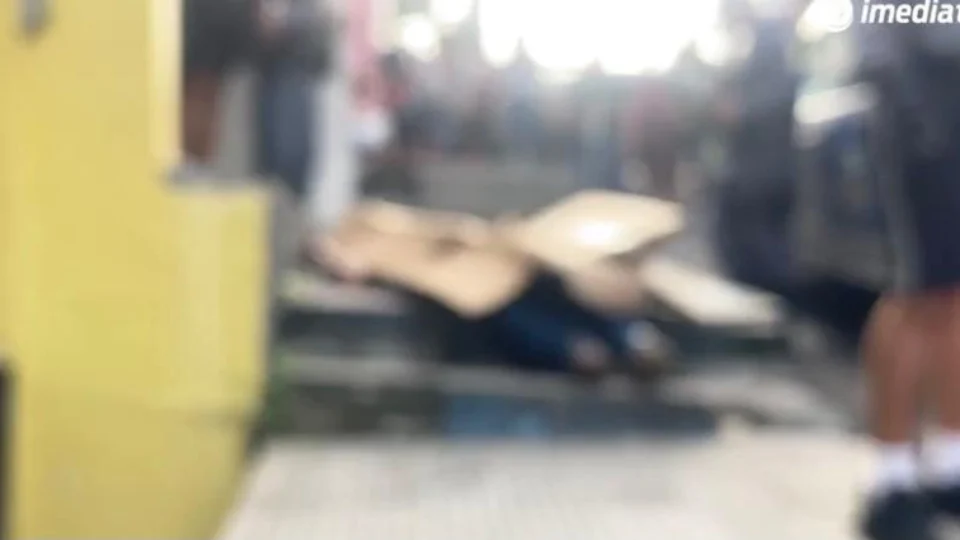 Imagens Fortes; Homem é brutalmente assassinado no Centro de Manaus; Veja vídeos