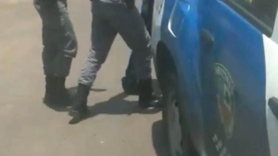 Homem é espancado por populares após cometer assalto no bairro Vale do Sinai; Veja vídeo