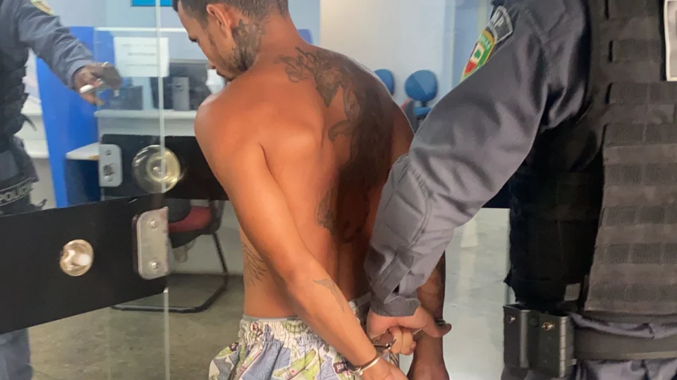 Foragido é preso pela 30° Cicom com arma caseira no Jorge Teixeira; Veja vídeo