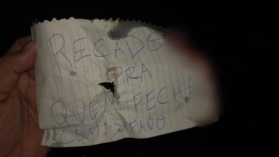 Bilhete é deixado junto ao corpo de homem com pés e mãos amarrados