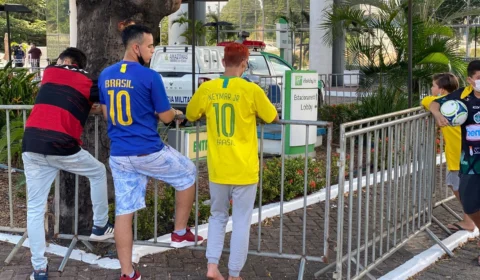 Torcedores acampam em frente à hotel onde Seleção está hospedada em Manaus