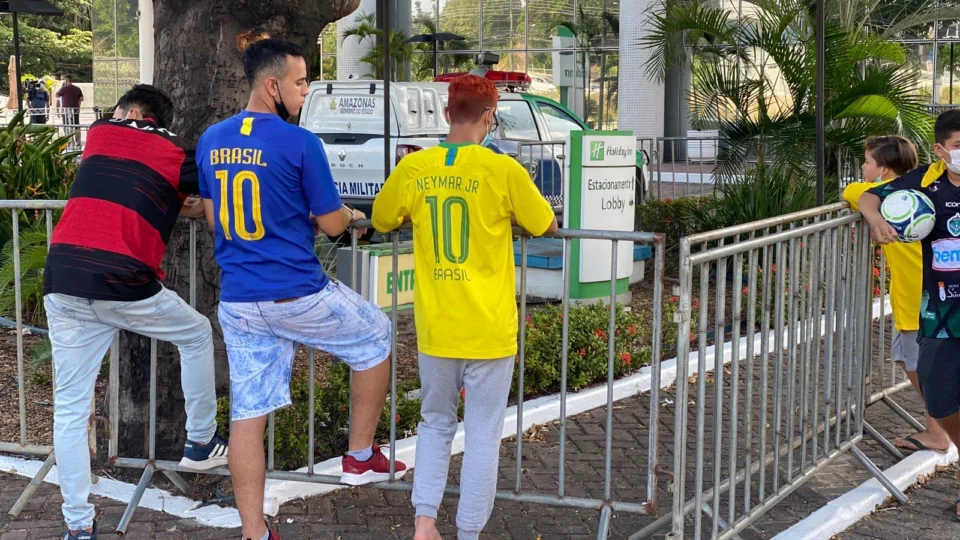 Torcedores acampam em frente à hotel onde Seleção está hospedada em Manaus