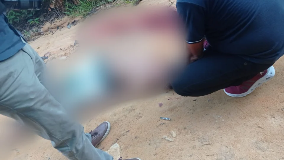 Jovem tem mãos amarradas para ser executado em Ramal na AM-010