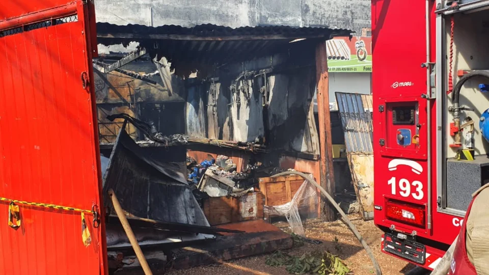 Fogo atinge empresa de refrigeração no bairro Petrópolis, em Manaus