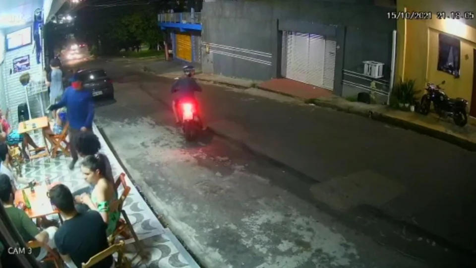 Dupla toca terror em estabelecimento no Alvorada; assista