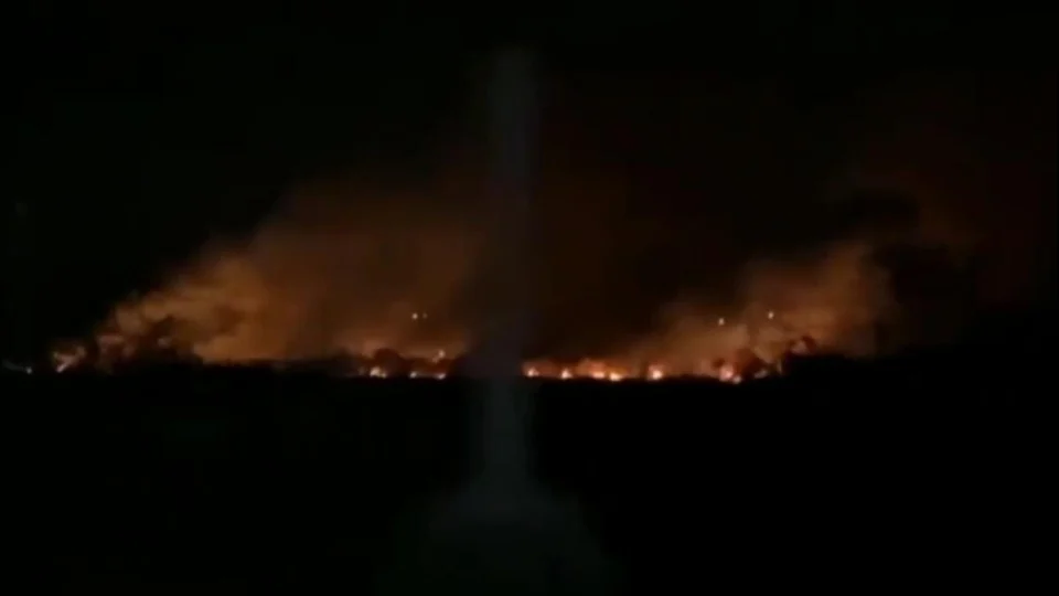 Incêndio de grandes proporções atinge área de mata próxima à Manaus