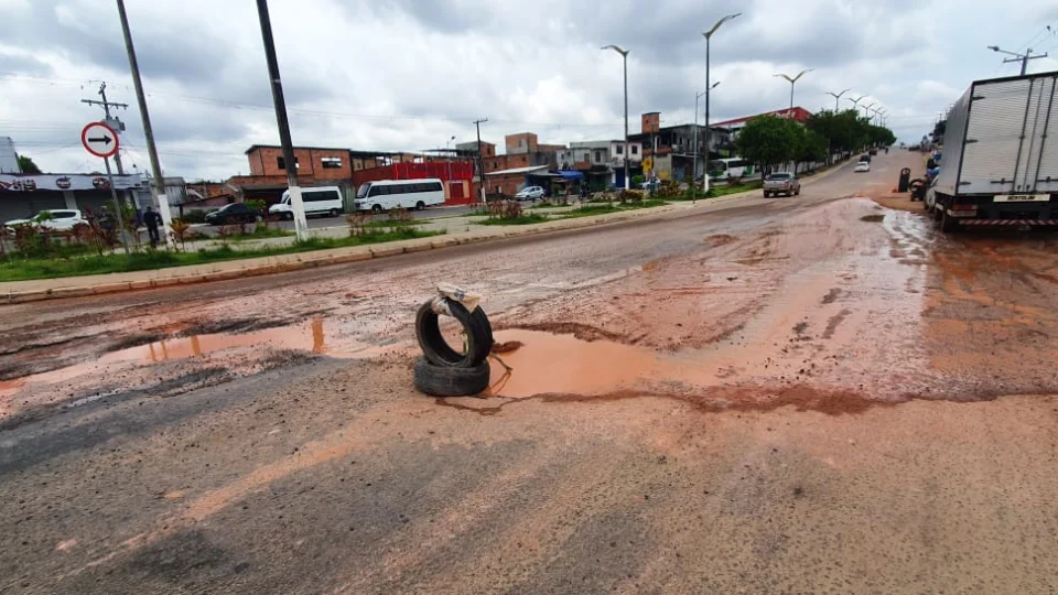 Tubulação em meio a avenida causa acidentes no bairro Compensa