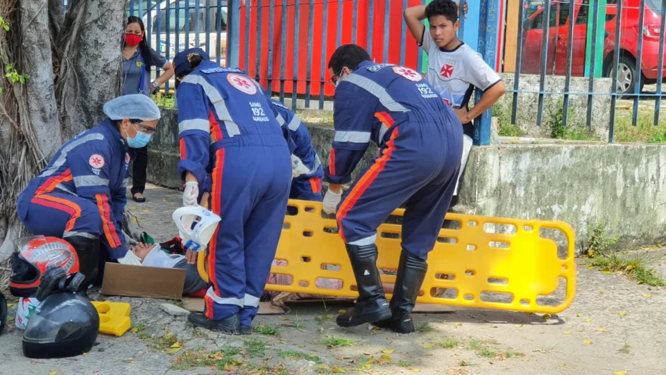 Motociclistas colidem em Avenida de Manaus e vítimas são socorridas