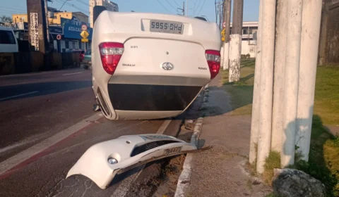 Veja vídeo; Motorista de Aplicativo capota veículo e sai ilesa de acidente