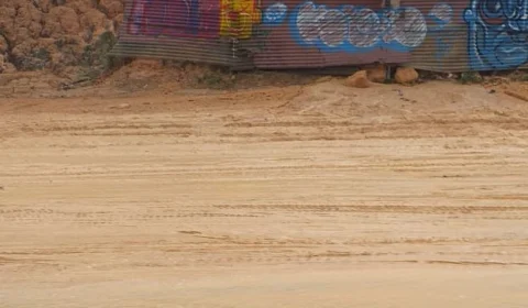 Barranco desaba na avenida Autaz Mirim e lama toma conta da via; Veja vídeo!