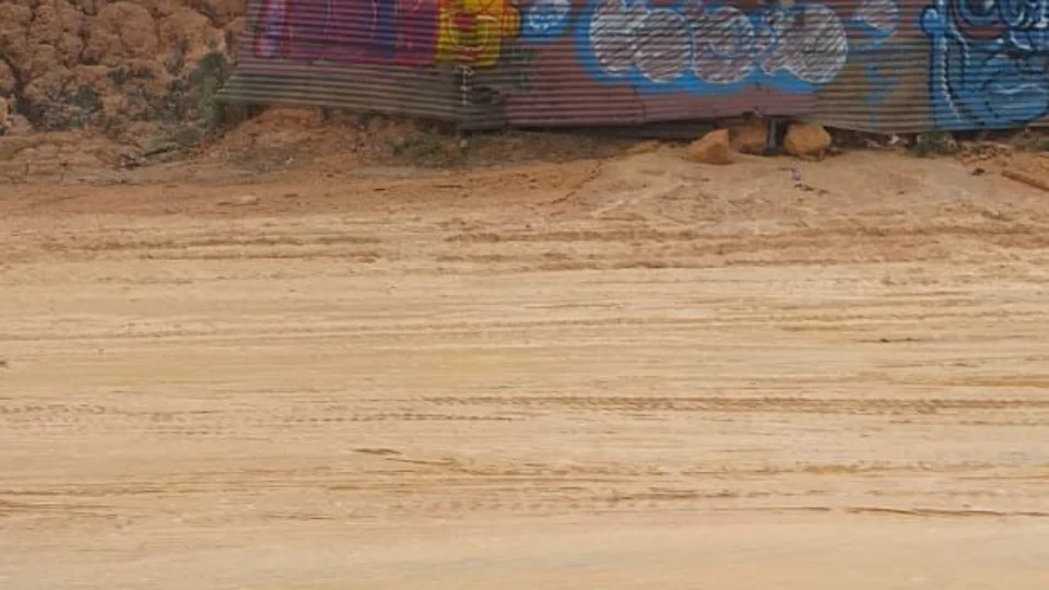 Barranco desaba na avenida Autaz Mirim e lama toma conta da via; Veja vídeo!