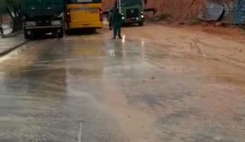 Veja vídeo! Barranco desaba na avenida Autaz Mirim e lama toma conta da via