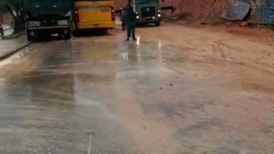 Veja vídeo! Barranco desaba na avenida Autaz Mirim e lama toma conta da via