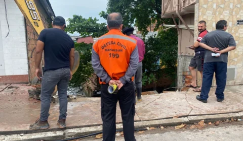 Bueiro desaba parcialmente com chuva na Avenida Brasil