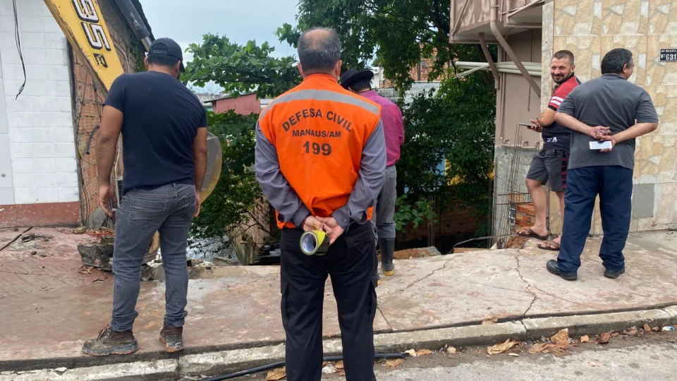 Bueiro desaba parcialmente com chuva na Avenida Brasil