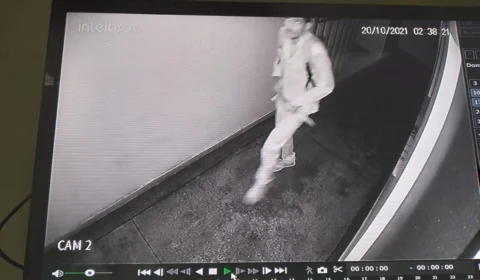 Elemento invade centro comercial em avenida de Manaus; Veja vídeos