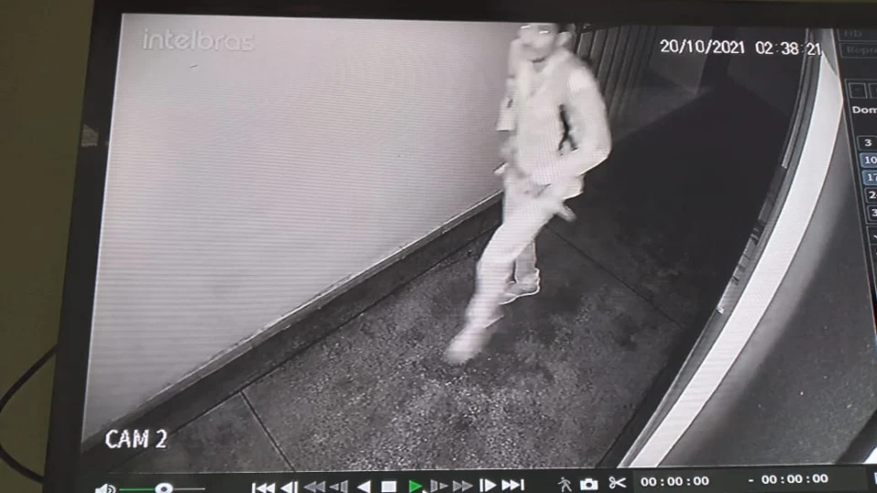 Elemento invade centro comercial em avenida de Manaus; Veja vídeos