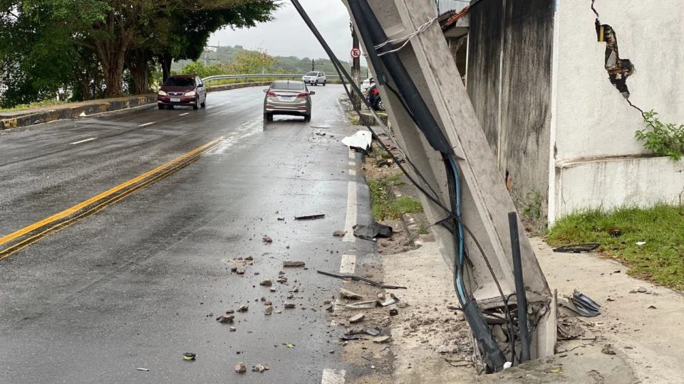 Corolla tem o motor cuspido após colidir em poste na zona Centro-Sul de Manaus