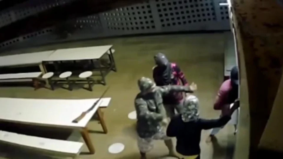 Criminosos arrombam escola e furtam materiais no interior do Amazonas; veja vídeo