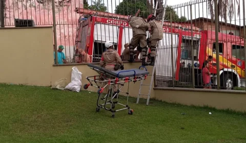 Veja vídeo! Lança atravessa pé de menino ao tentar pular muro de igreja